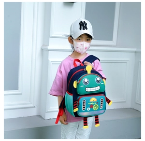 Détail d'un sac à dos enfant motif robot avec poches colorées et filet latéral de rangement