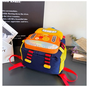 Vue détaillée du sac à dos robot pour enfants montrant le design 3D coloré et le tissu durable