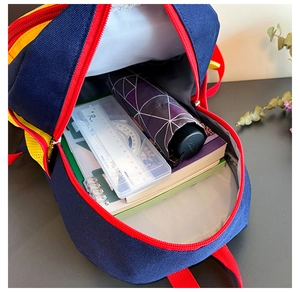 Vue intérieure du sac à dos enfant coloré montrant la grande capacité et le compartiment