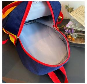 Détail du sac à dos enfant bicolore avec toile bleue et poches en filet jaune