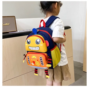 Détail du sac à dos robot pour enfants avec couleurs vives et poches latérales en filet