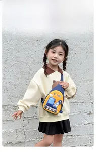 Sac de poitrine pour enfants avec motif excavatrice jaune et bleu marine sur une fille