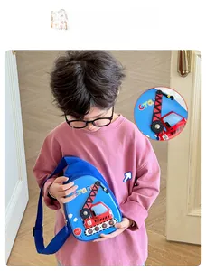 Détail de la pelleteuse 3D et de l'imprimé grue sur le sac de poitrine bleu pour enfants