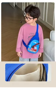 Détail du sac bandoulière enfant bleu montrant le compartiment interne et la doublure
