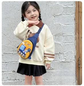 Détail du sac bandoulière grue dessin animé jaune pour enfants avec sangle réglable