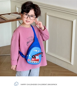 Détail du sac de poitrine bleu avec motif grue et bandoulière réglable sur un enfant