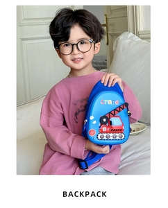 Détail du sac de poitrine bleu pour enfants avec motif de grue et sangle tissée