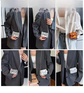 Mini sac à bandoulière en cuir verni avec nœud et chaîne en métal en plusieurs couleurs
