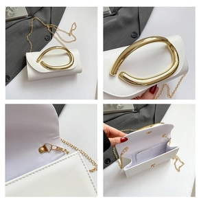 Dettagli della pochette in pelle bianca con manico ovale dorato e catena