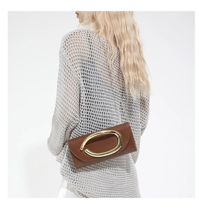 Dettaglio pochette vintage marrone con fibbia dorata e tracolla a catena