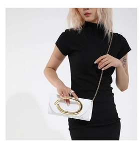 Pochette da sera bianca con grande manico ovale in metallo dorato e tracolla a catena