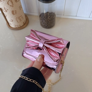 Mini sac bandoulière fille en cuir verni rose avec grand nœud et chaîne dorée
