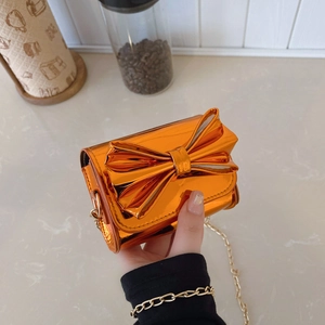 Mini sac bandoulière en cuir verni orange avec nœud métallisé et chaîne dorée