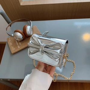 Mini sac bandoulière en cuir verni argenté avec grand nœud et chaîne dorée