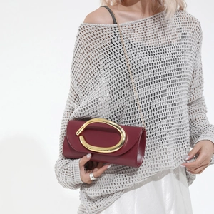 Borsa da sera bordeaux retrò con fibbia dorata e tracolla a catena su modella
