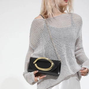 Borsa da sera in pelle nera retrò con grande fibbia ovale dorata e tracolla a catena