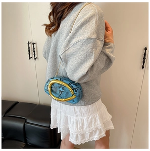 Sac bandoulière bleu motif serpent avec boucle dorée et bandoulière chaîne métal
