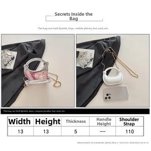 Guida alle taglie per mini borsa bianca a mezzaluna con misure 13x13x5cm e tracolla a catena