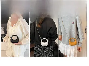 Tre modi di indossare la mini borsa in acrilico: a mano, a spalla o a tracolla colorata