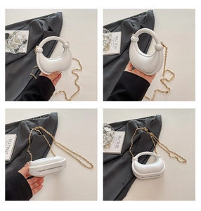Dettagli della borsa a mezzaluna in pelle bianco sporco con catena oro e manico tondo