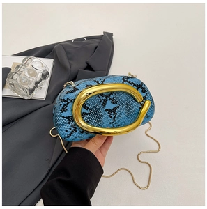 Vue détaillée de la pochette en acrylique bleu serpent avec poignée en métal doré