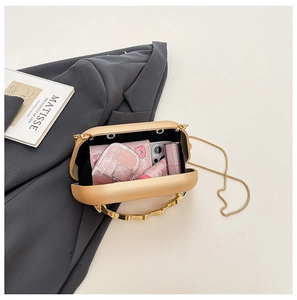 Vue intérieure d'une pochette de soirée dorée avec espace pour téléphone et maquillage