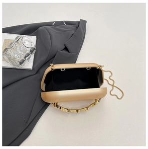 Vue détaillée de la pochette de soirée champagne gold avec anse ondulée et chaîne