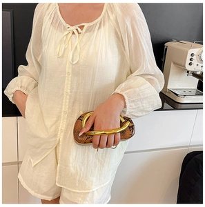 Pochette chic à motif serpent avec une poignée unique en anneau métallique doré