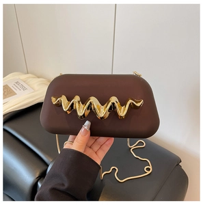 Détail de la pochette de soirée marron avec accent doré ondulé et bandoulière