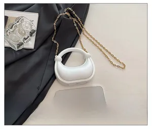 Mini borsa da sera in acrilico confrontata con smartphone per mostrare la misura
