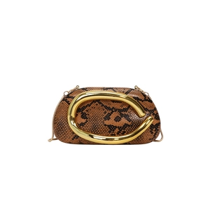 Détail du sac de soirée à motif serpent avec boucle dorée en C et fine bandoulière chaîne