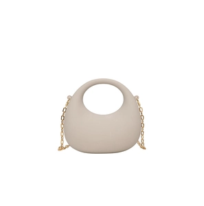 Détail du sac beige en acrylique avec bandoulière dorée et poignée ronde évidée