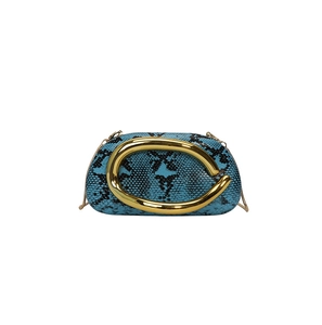 Détail du sac de soirée bleu à motif serpent avec grande poignée en anneau doré