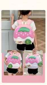 Détail du sac à dos fraise pour enfants montrant le porte-monnaie DIY amovible
