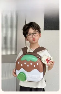 Détail du sac à dos enfant avec pendentif fraise et fermeture éclair en forme de feuille