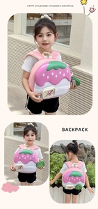 Détail du sac à dos fraise pour enfants avec charm papillon et design rose mignon