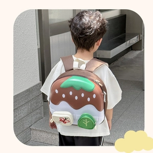 Détail d'un sac à dos enfant en forme de cupcake avec motifs 3D et bretelles souples