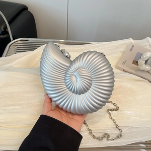 Elegante borsa da sera a forma di conchiglia argento con tracolla a catena sottile