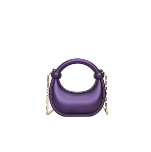 Dettaglio borsa a mezzaluna in acrilico viola con manico circolare e catena dorata