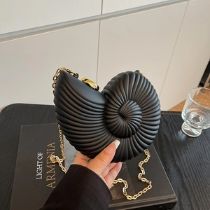 Elegante borsa da sera nera a forma di nautilus con catena dorata da donna