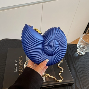 Elegante borsa da sera a forma di conchiglia blu navy con tracolla a catena d'oro