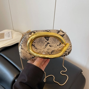 Pochette de soirée motif serpent avec poignée dorée en C et bandoulière en chaîne