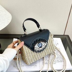Sac boîte en paille bohème avec broderie œil et franges de perles pour les vacances