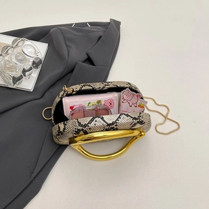 Pochette chic à imprimé serpent avec poignée dorée et intérieur spacieux pour femme