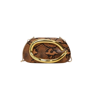 Sac de soirée chic à motif serpent avec grand anneau doré poli et bandoulière en chaîne