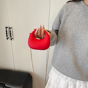 Sac hobo croissant en acrylique rouge mat avec bandoulière en chaîne dorée pour femme