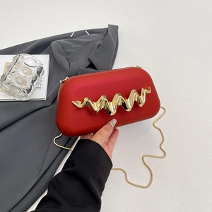 Pochette de soirée rouge mat élégante avec bordure en métal doré et bandoulière chaîne