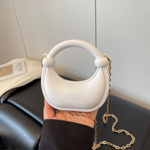 Borsa a mezzaluna bianca con manico circolare e tracolla a catena dorata donna