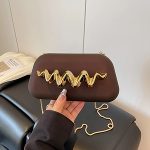 Pochette de soirée marron mat avec décor doré ondulé et bandoulière en chaîne