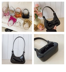 Détail de mini sacs en similicuir verni aux couleurs acidulées avec grands nœuds